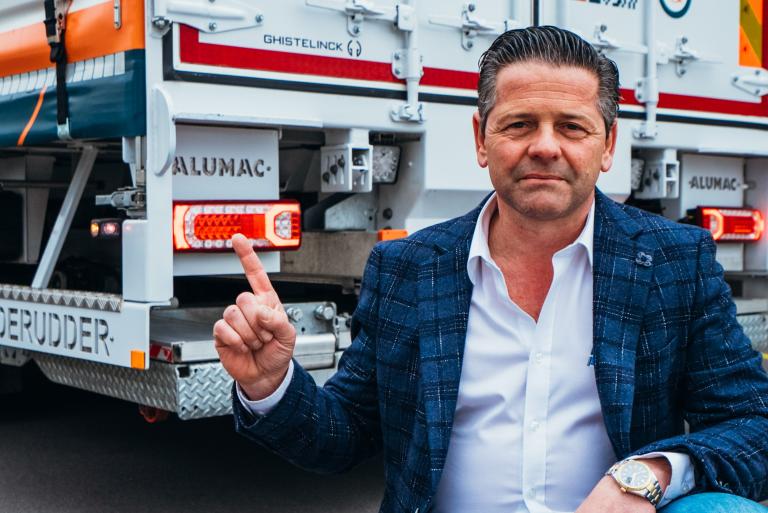 Directeur d'ALUMAC Stefaan Crombez chez le camion électrique du Group De Rudder