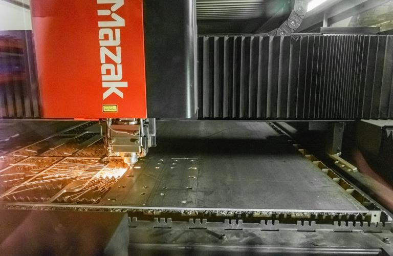 Notre laser Mazak performant avec un changeur de table à 10 pièces peut gérer différentes épaisseurs et matériaux
