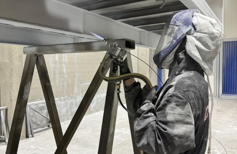 Dans nos grandes cabines, nous métallisons des constructions pour divers secteurs et clients