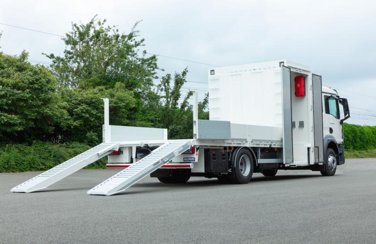 Vrachtwagen opbouw open laadbak met oprijrampen en materiaalkoffer ALUMAC